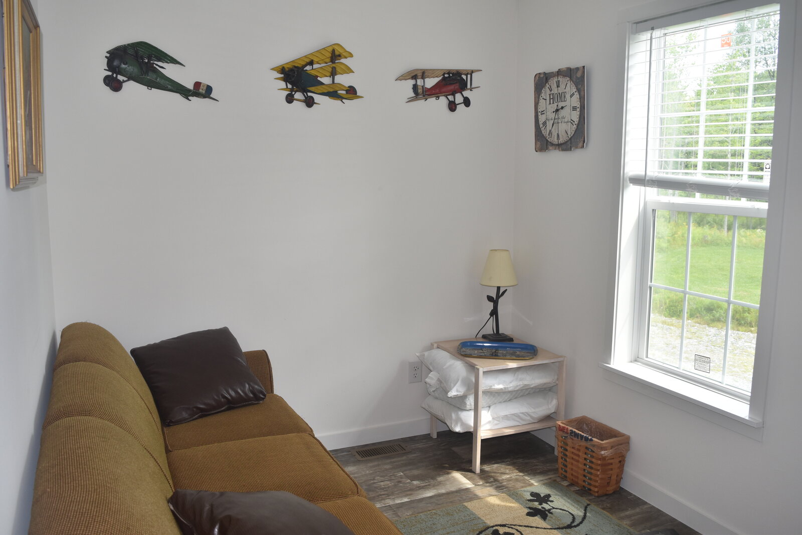 #16 (A) den with airplane decor
