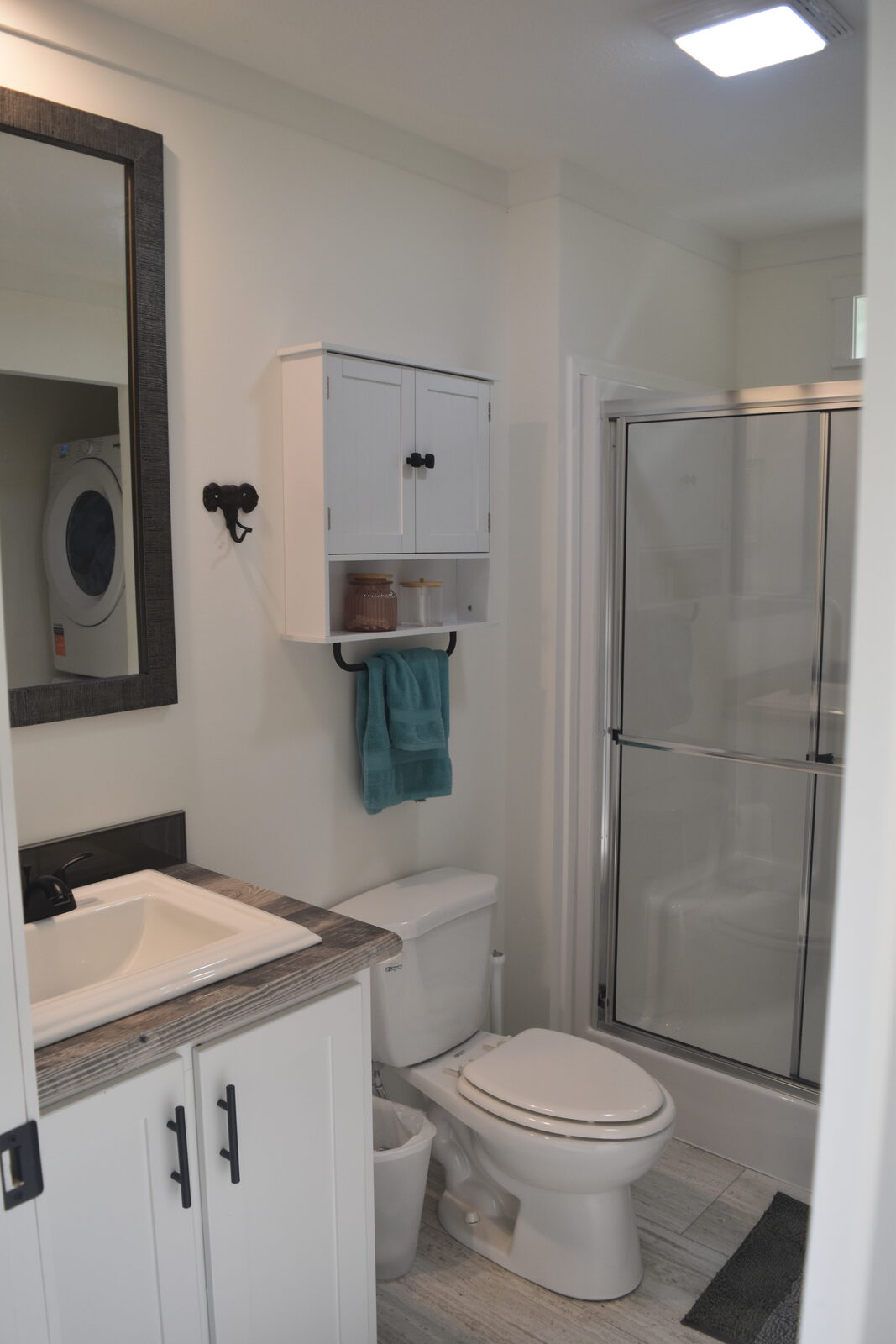Unit B bathroom